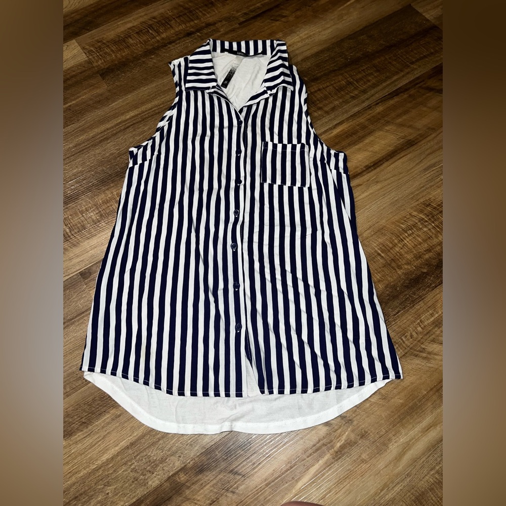 Kensie Navy and White Striped Sleeveless button-up top